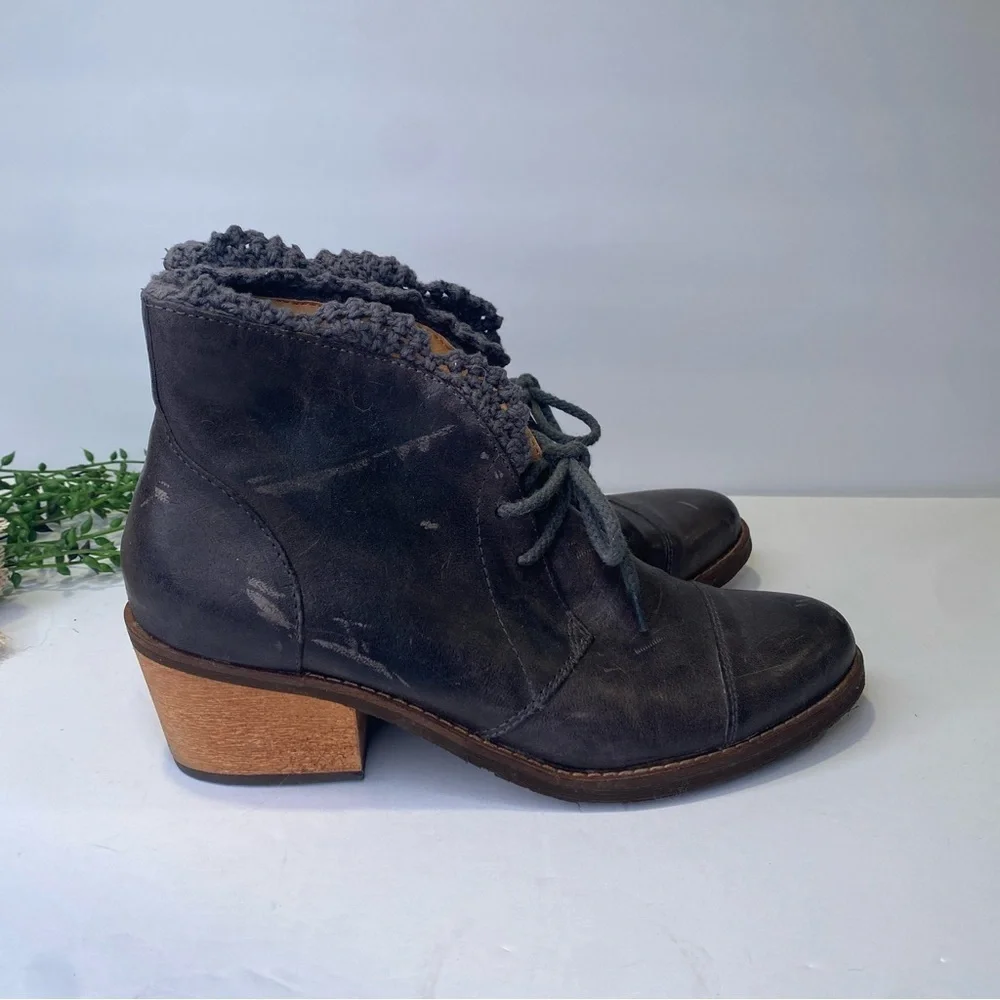 LaTigo Kat Leather Lace Up Ankle Boots in Grey Taupe Size 8M